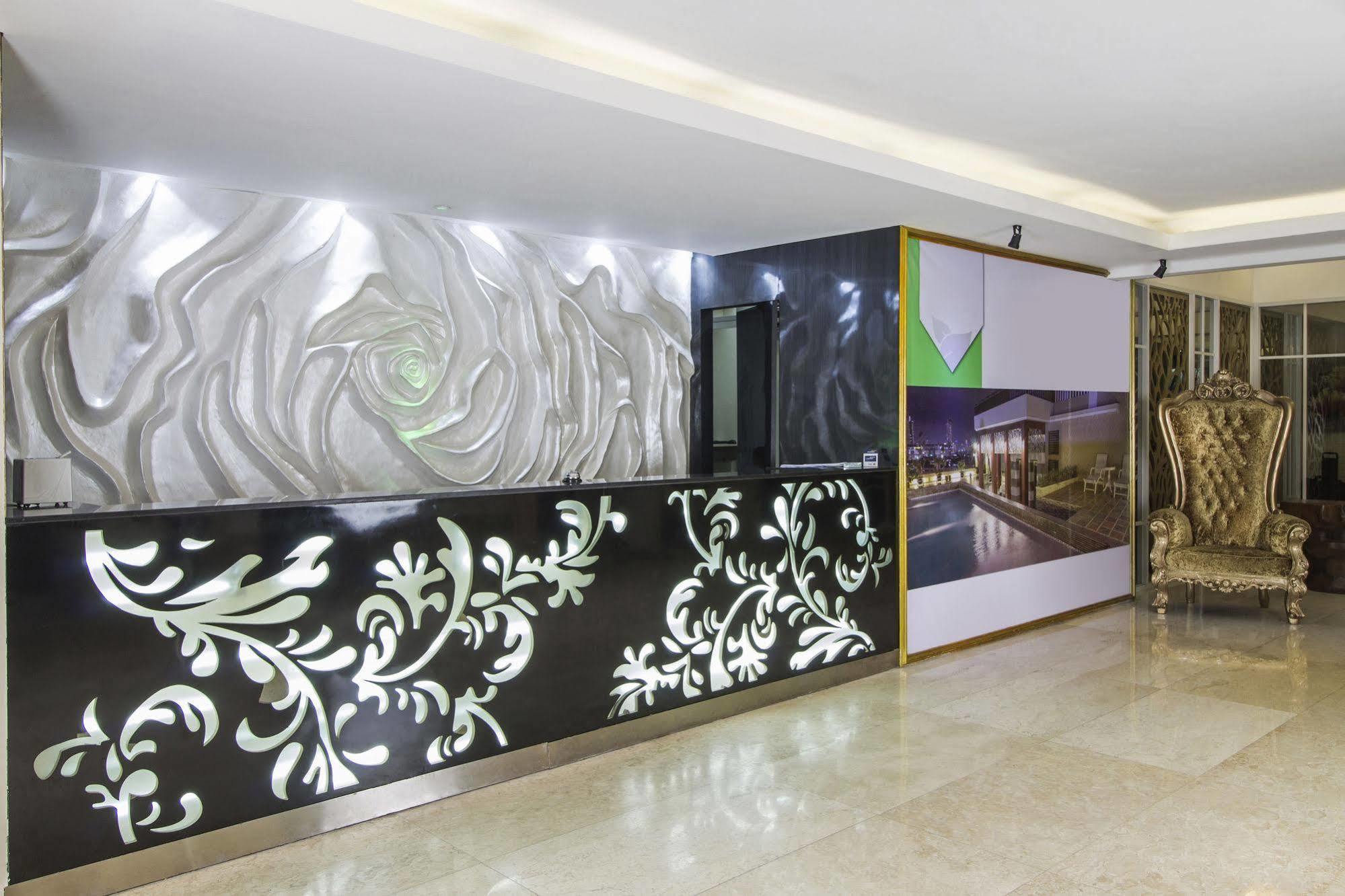 מלון ג'קרטה Reddoorz Premium @ Thamrin Kebon Sirih מראה חיצוני תמונה